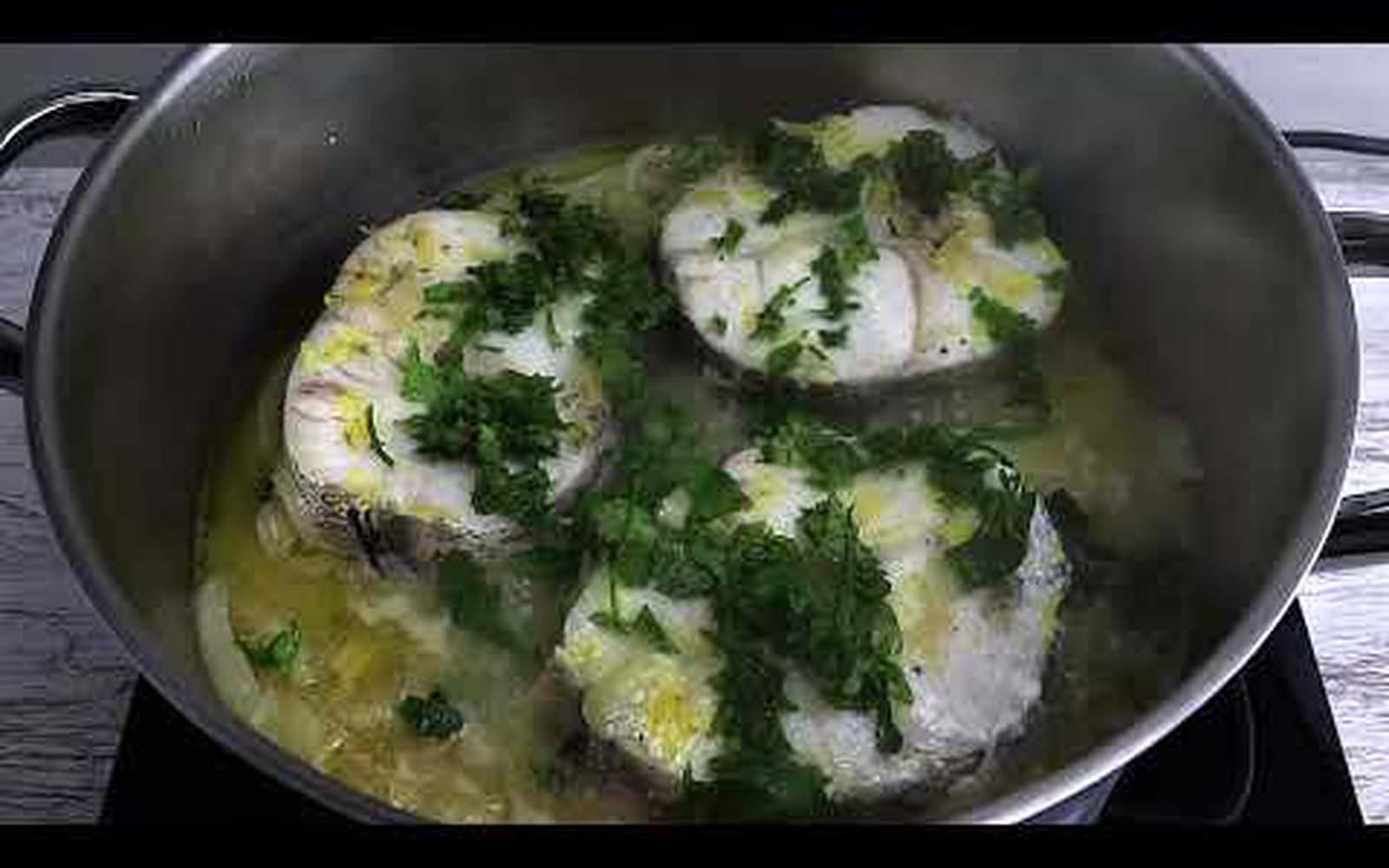 Pescada Estufada com Limão e Coentros