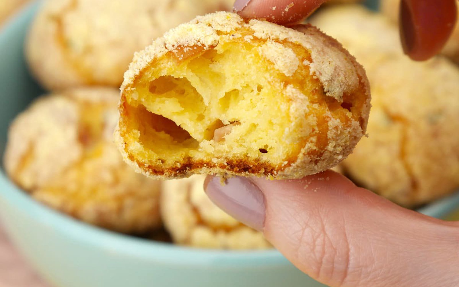 Broa de Fubá com Presunto e Queijo