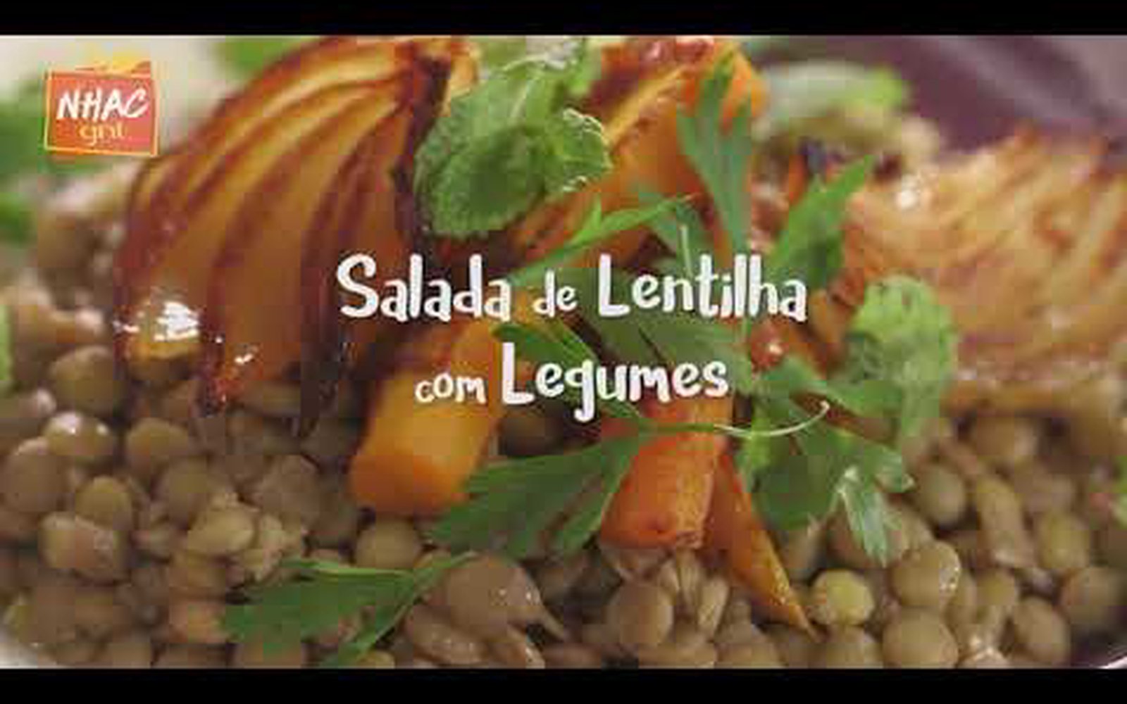 Salada morna de lentilha com legumes assados e molho de iogurte com tahine
