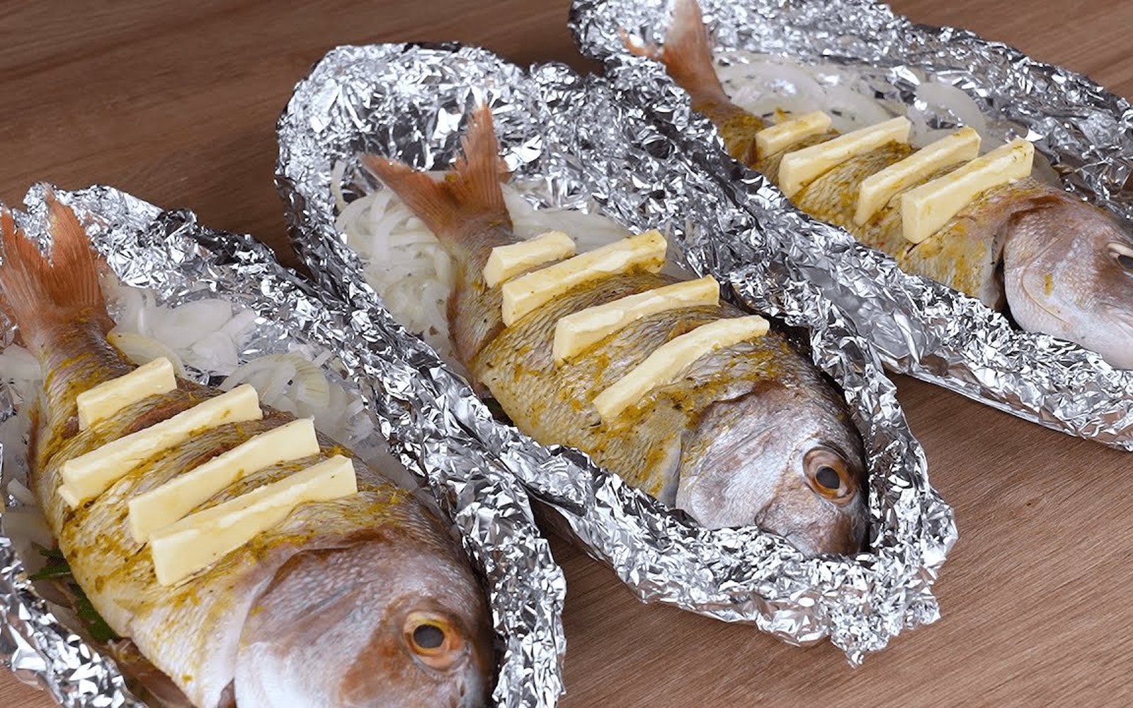 Peixe Assado com Manteiga e Cebola
