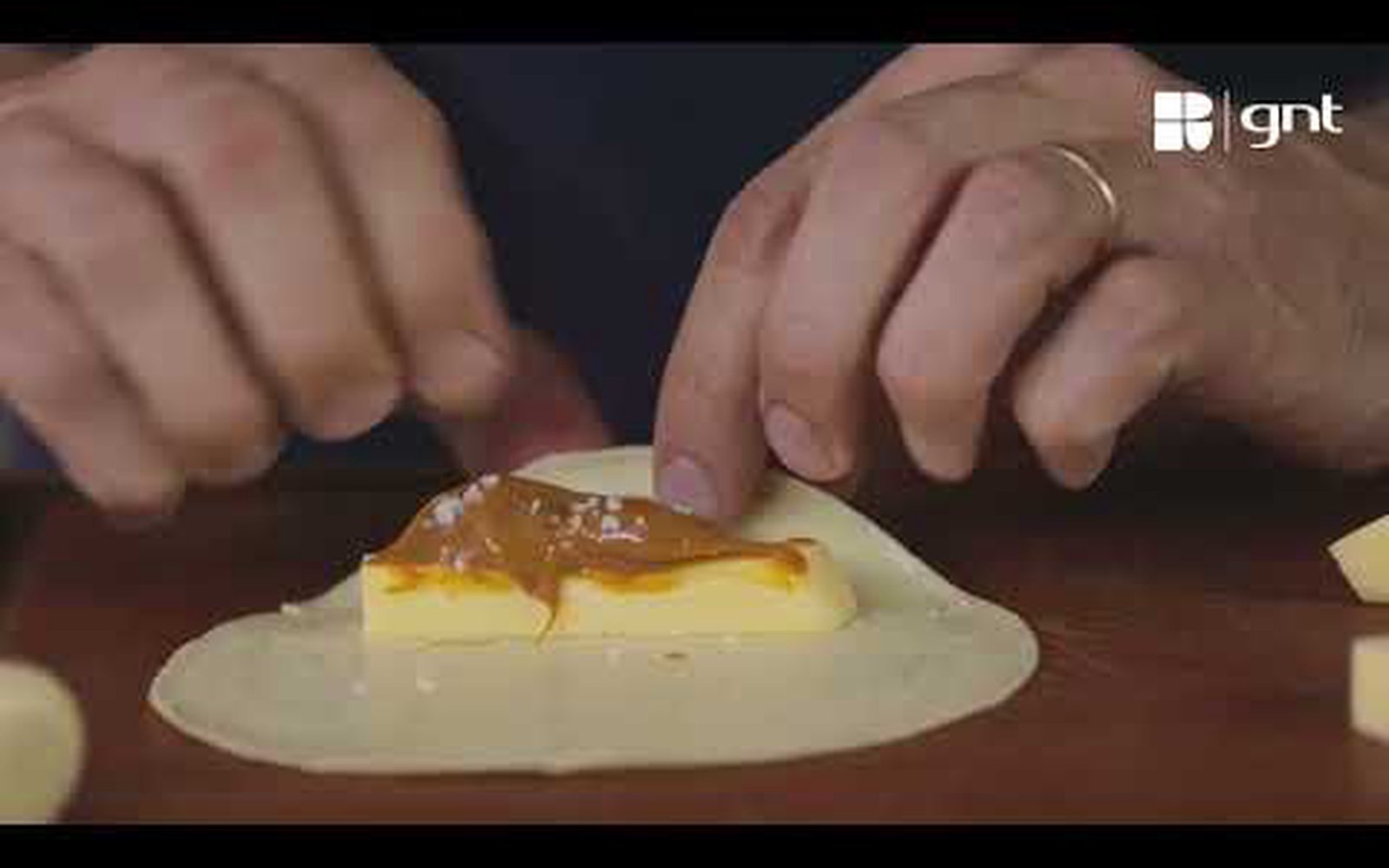 Enroladinho de queijo com doce de leite