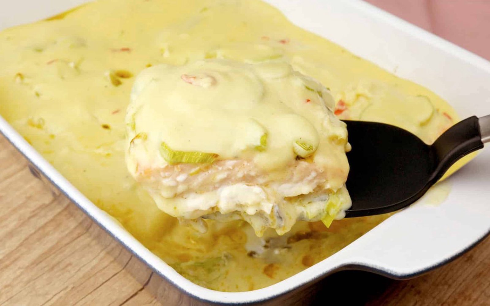 Salmão ao Forno com Alho-Poró e Molho
