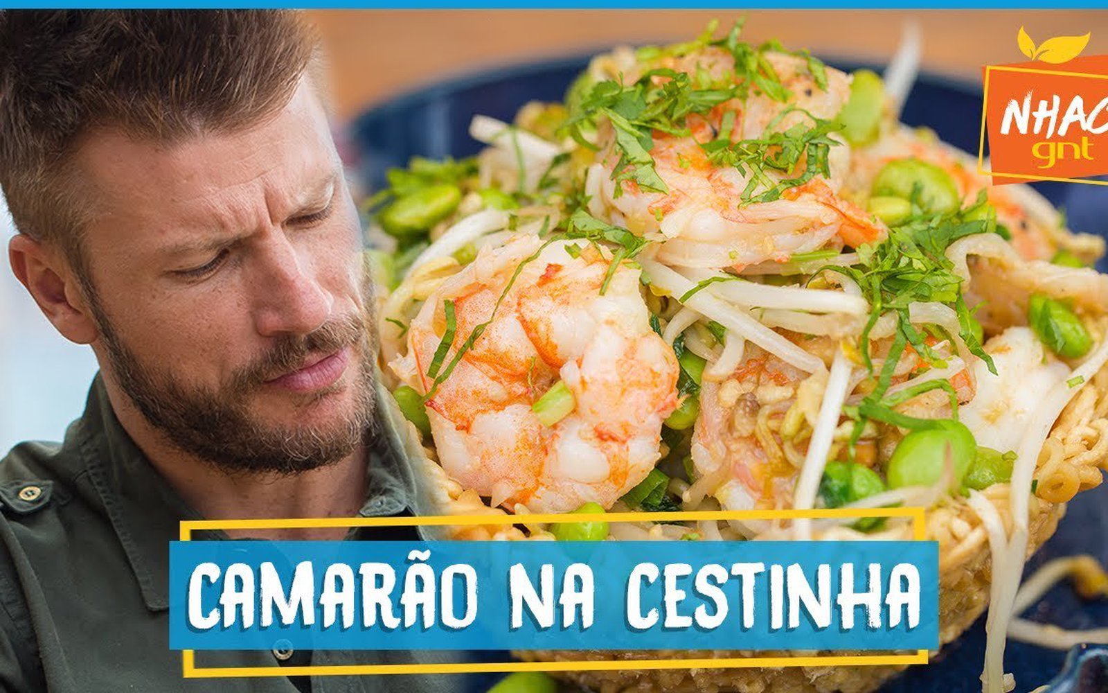 Cestinha de macarrão recheada com camarão e broto de feijão