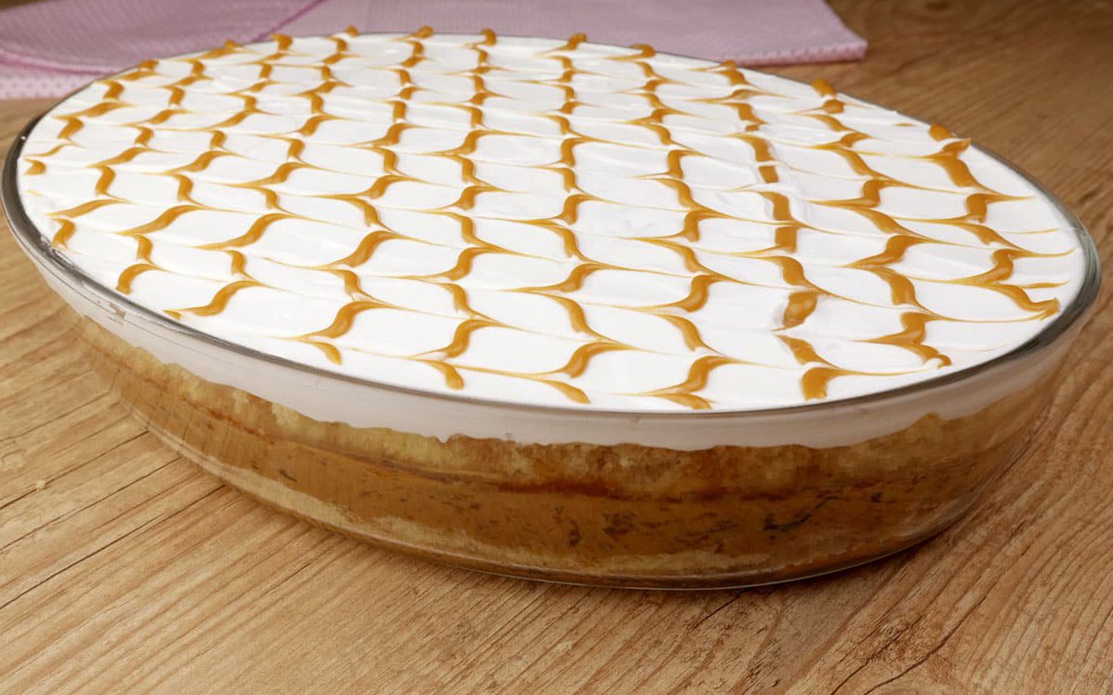 Bolo de Doce de Leite com Ameixa na Travessa