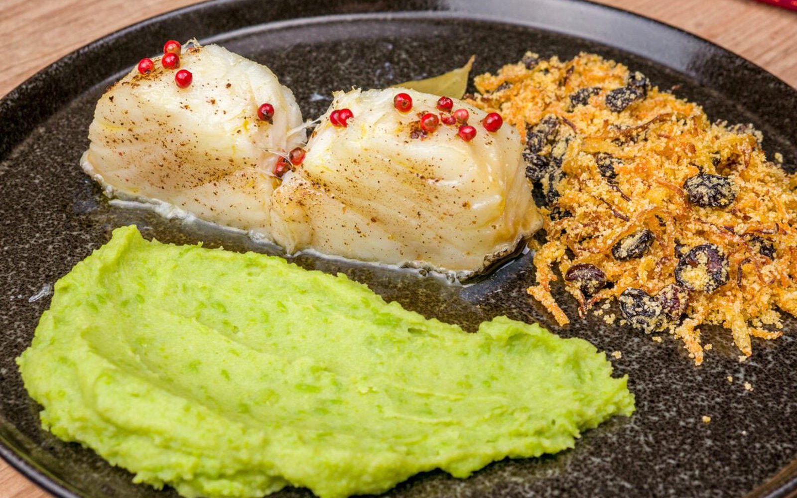 Bacalhau com Farofa e Purê Verde