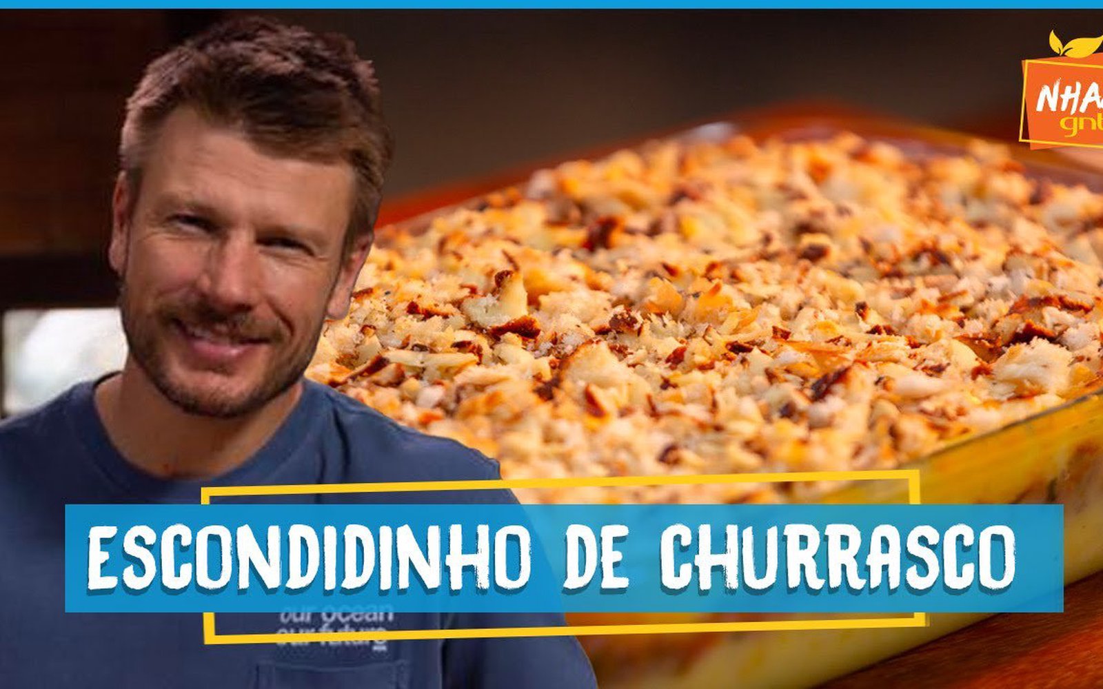 Escondidinho de churrasco com pangrattato de pão de alho e queijo coalho