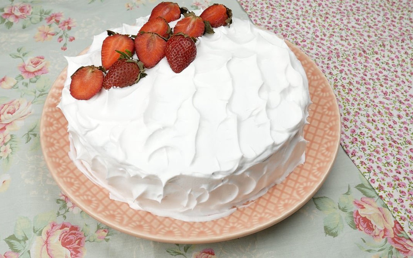 Bolo de Morango com Chantilly