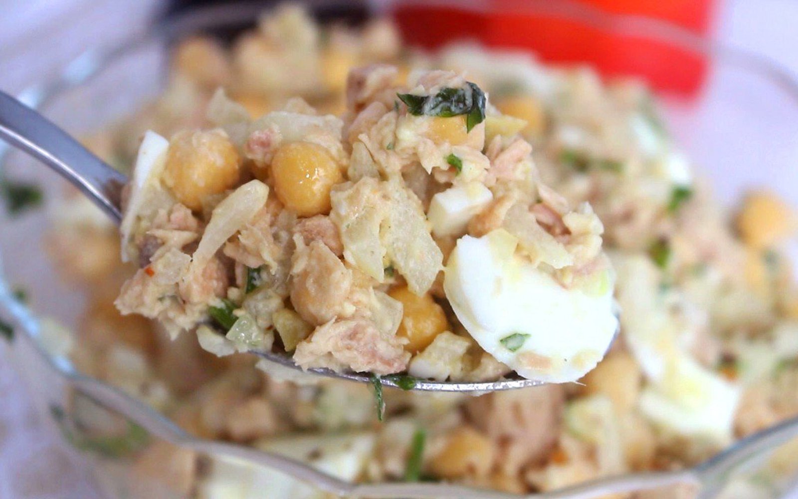 Salada de grão de bico com atum