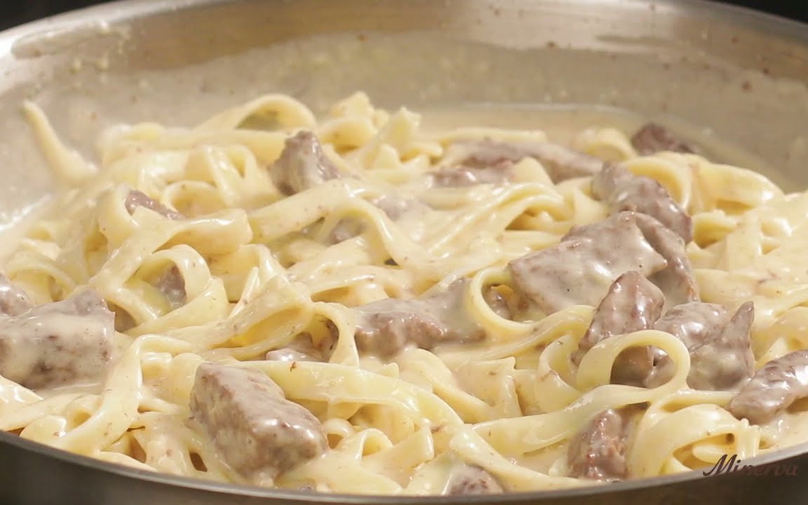 Fettuccine com Tiras de Patinho e Fonduta de Parmesão