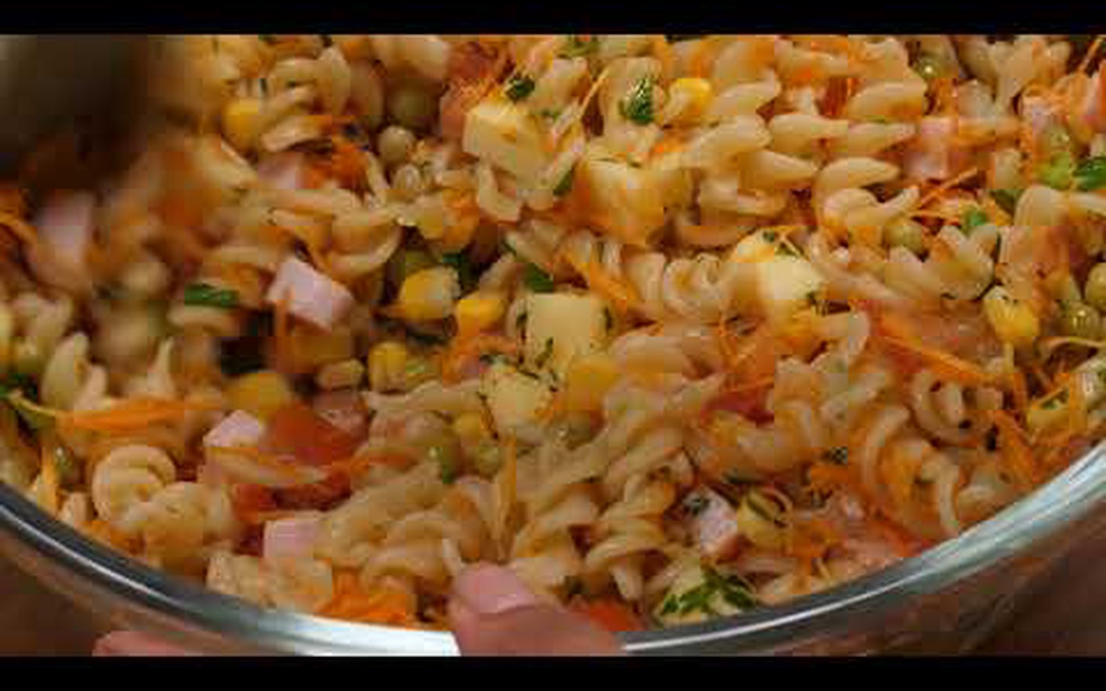 Salada de Macarrão com Peito de Peru e Mussarela