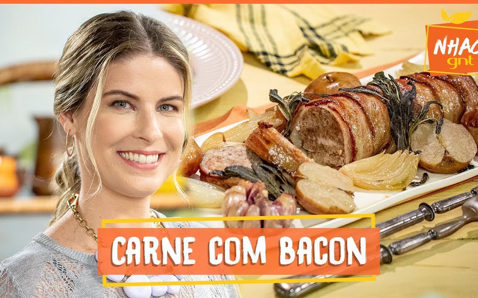 Bolo de carne envolto em bacon com maçãs assadas
