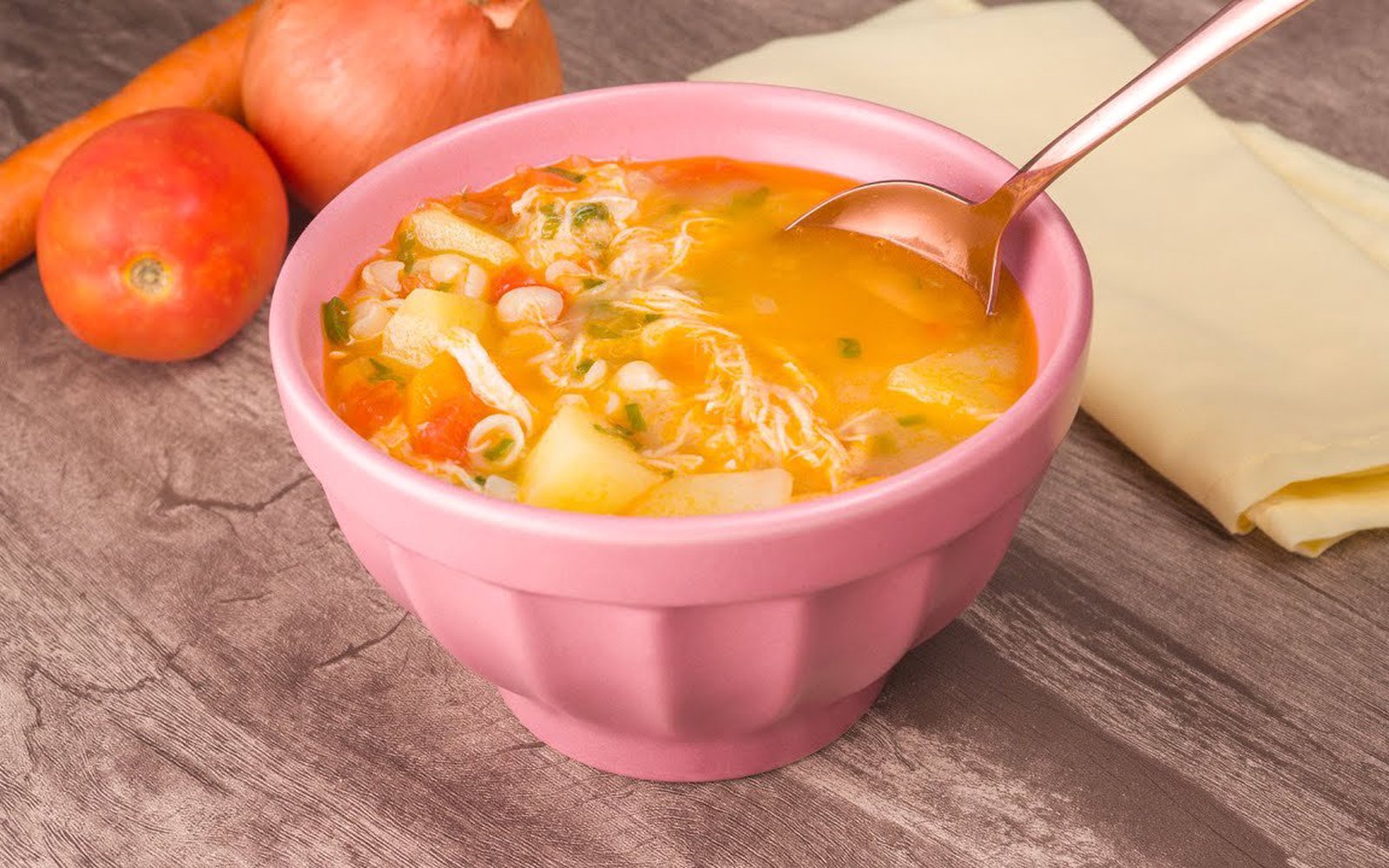Sopa de Macarrão com Frango e Legumes