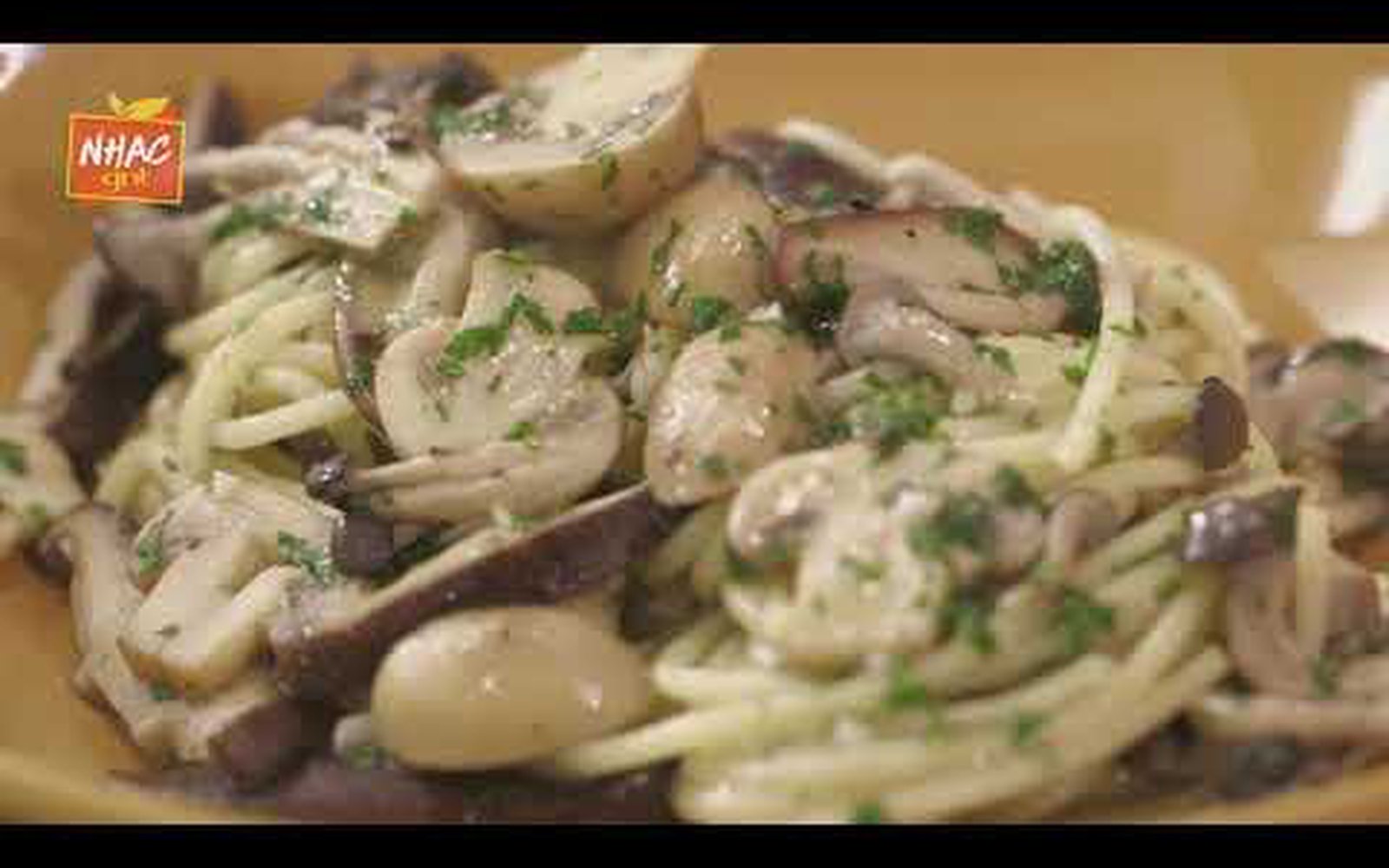 Macarrão com cogumelos-de-paris, shimeji e shiitake
