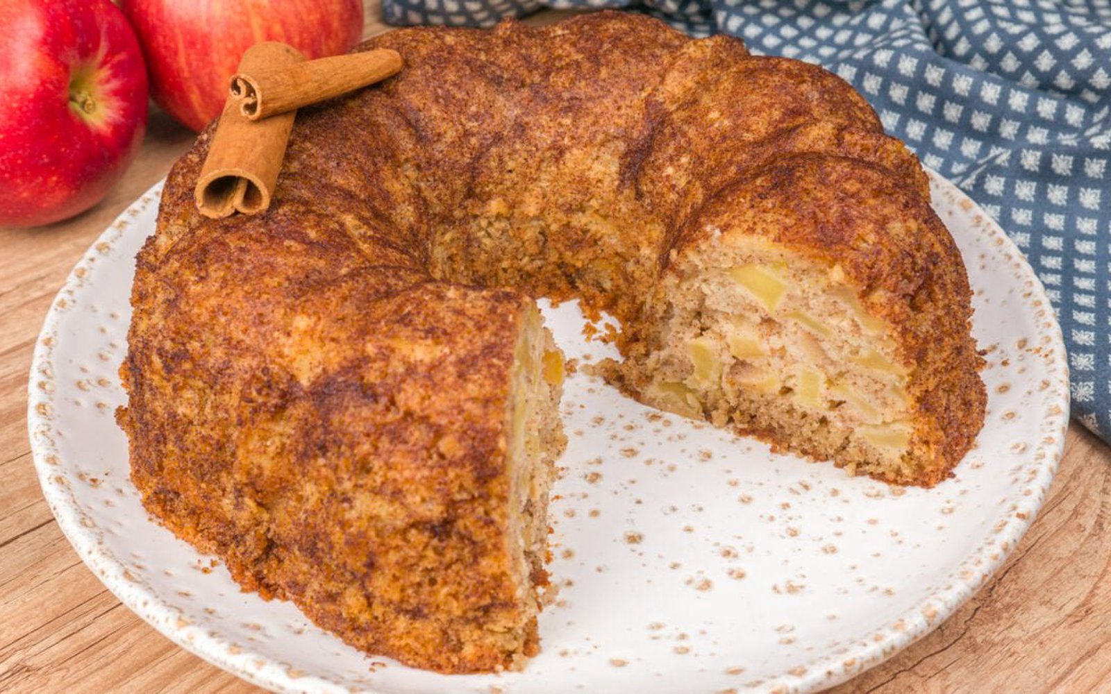 Bolo de Maçã Amanteigado com Aveia e Canela