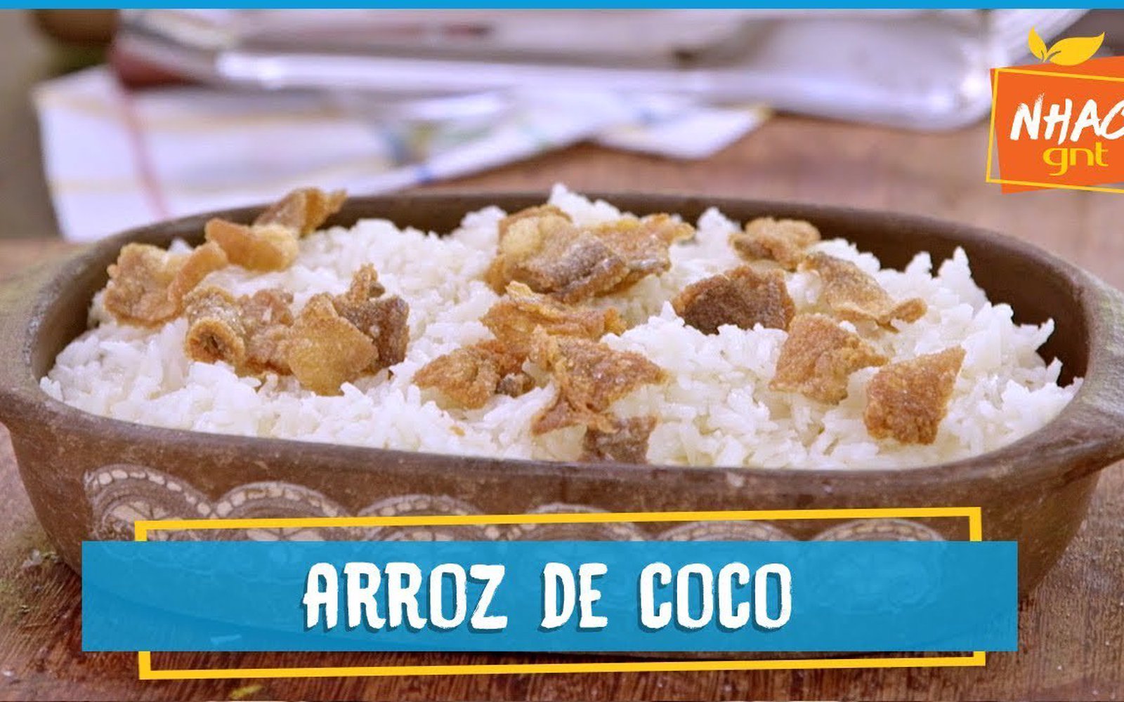 Arroz de coco com torresmo de peixe