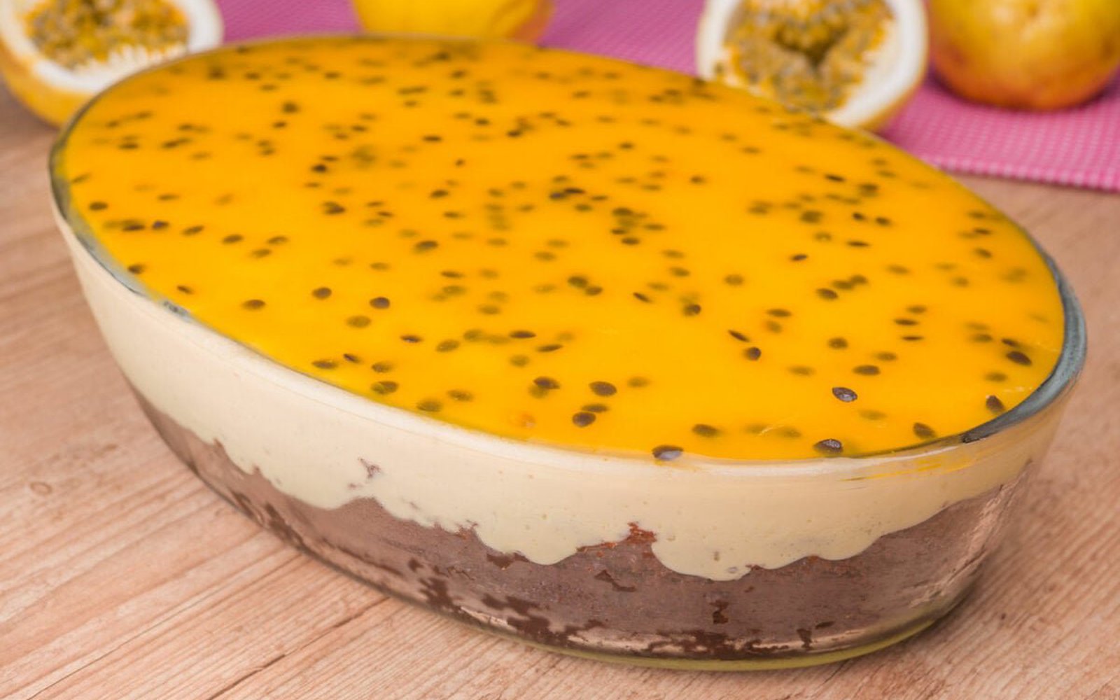 Bolo de Chocolate com Mousse de Maracujá na Travessa