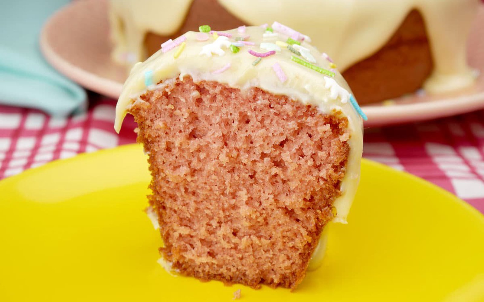 Bolo de Morango com Cobertura de Leite Ninho