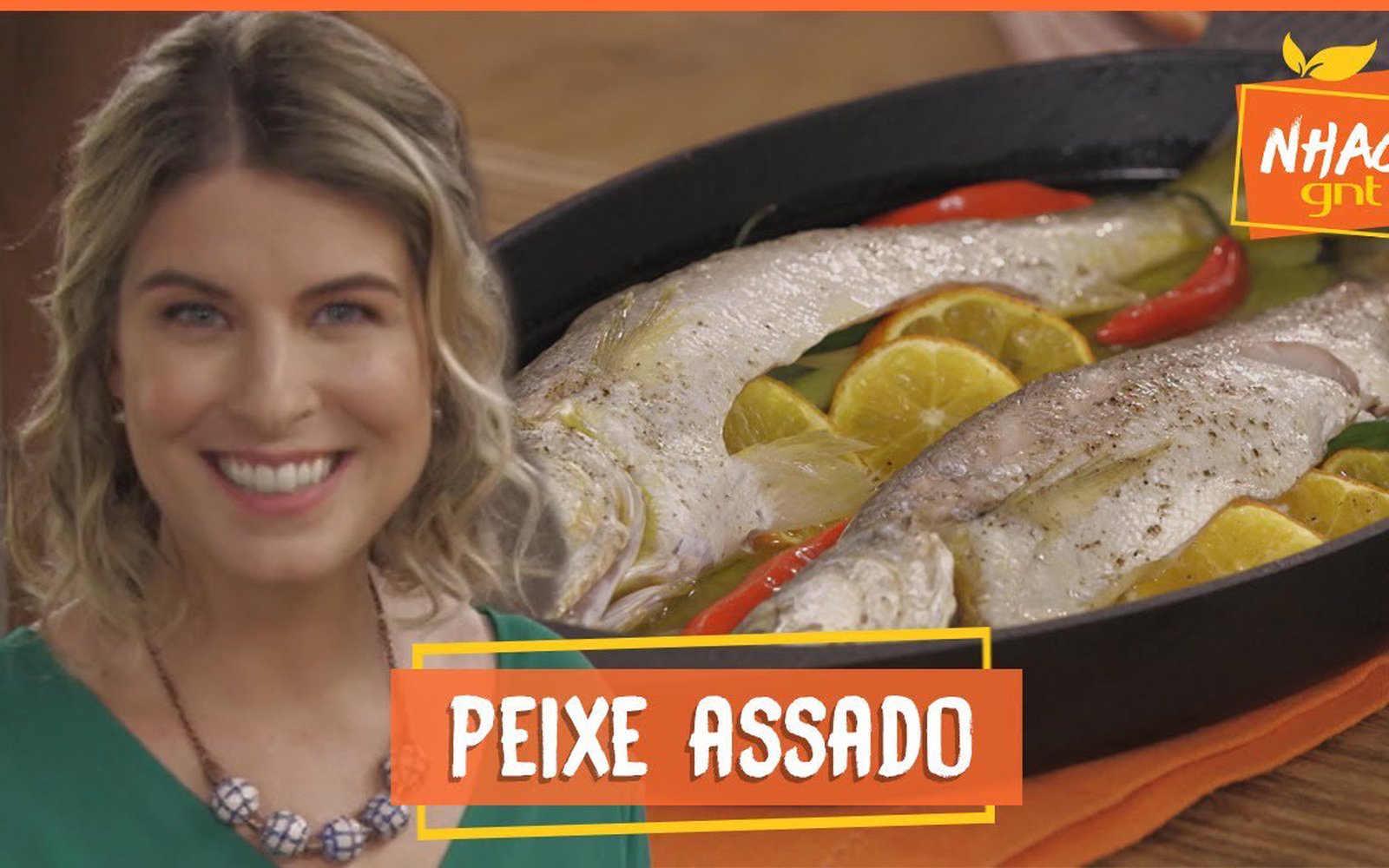 Peixe assado no forno com chips de mandioca