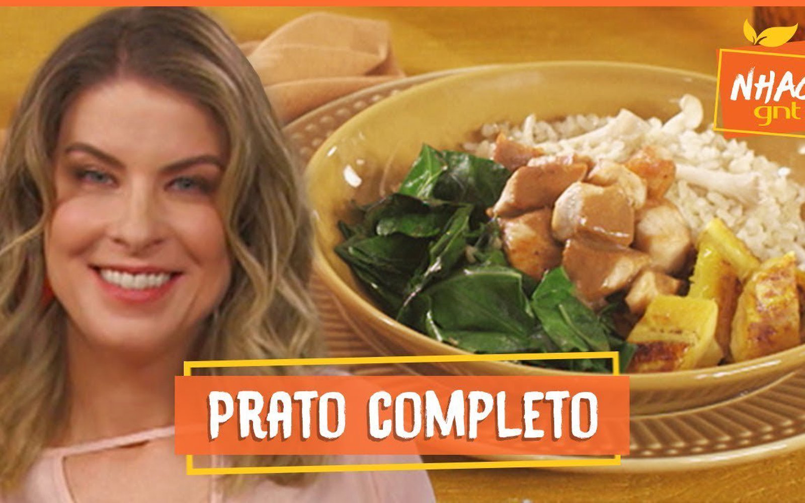 Arroz com cogumelo, couve, banana, frango e molho de amendoim