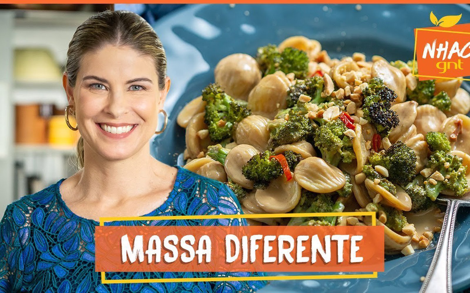 Macarrão picante com brócolis e molho de amendoim