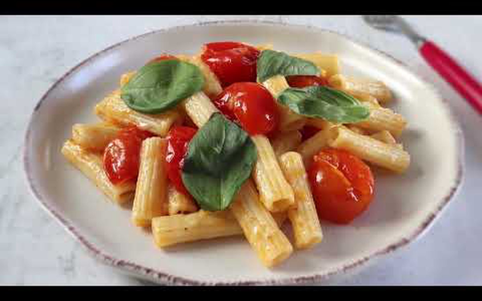 Massa Simples com Parmesão e Tomate Cherry