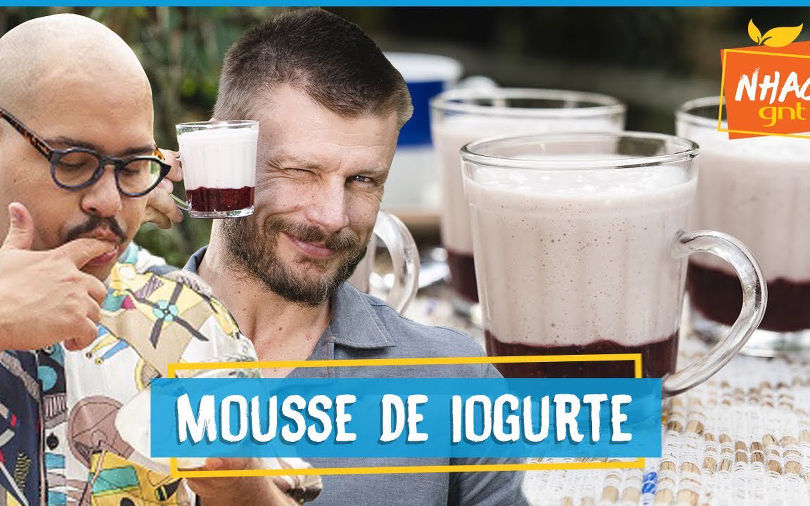 Mousse de iogurte com calda de morango