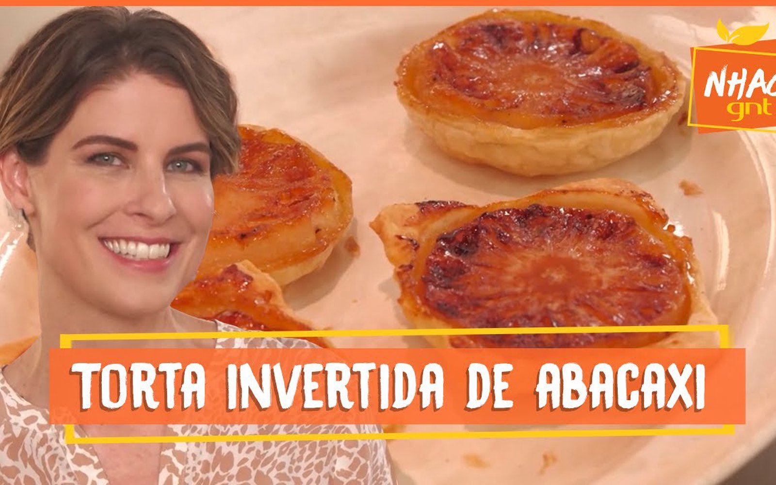 Tarte tatin de abacaxi com calda de caramelo