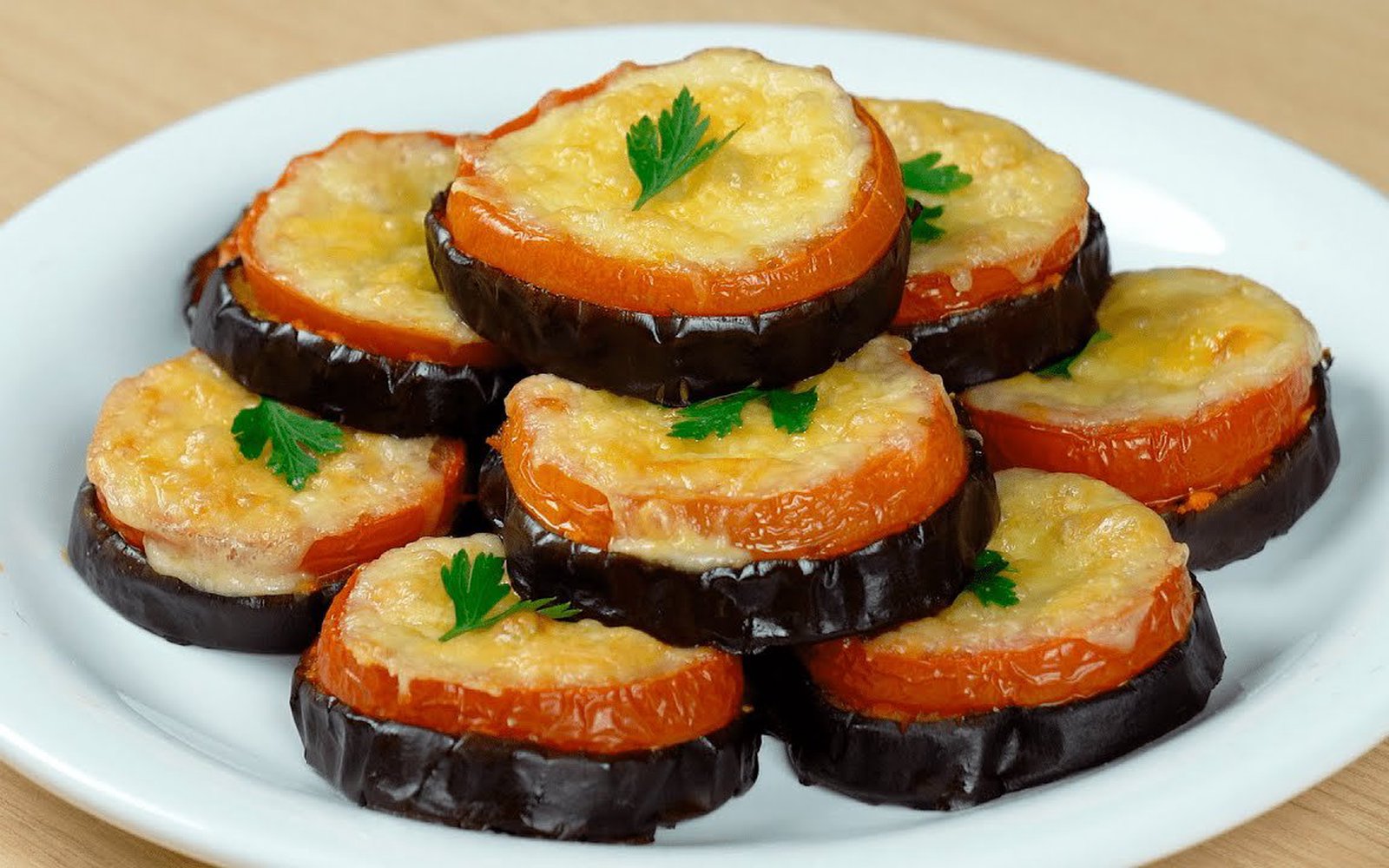 Aperitivo de Berinjela Assada com Tomate e Queijo