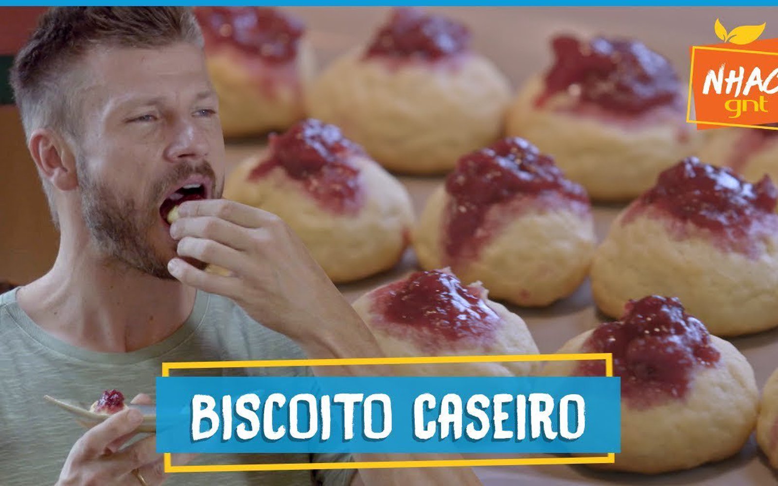 Biscoito de nata caseiro com geleia de cereja