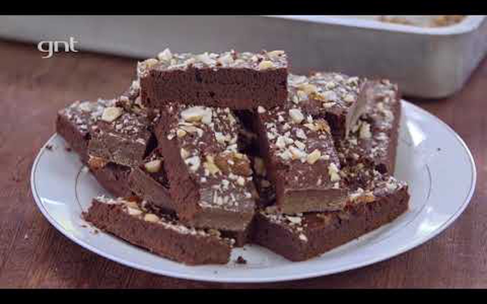 Bolo de chocolate com geleia de cupuaçu e castanha-do-pará