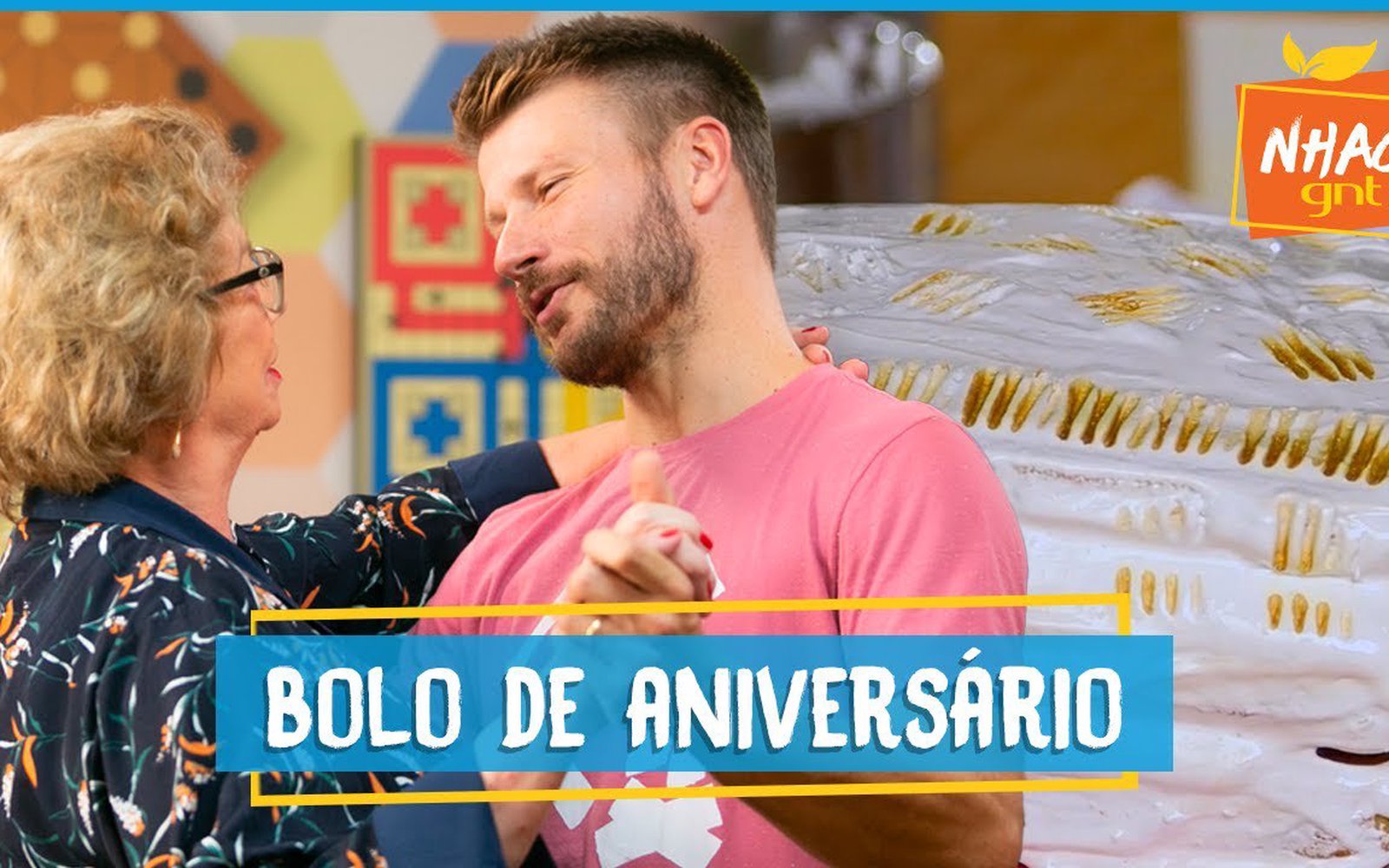 Bolo de Aniversário recheado com doce de leite e coco