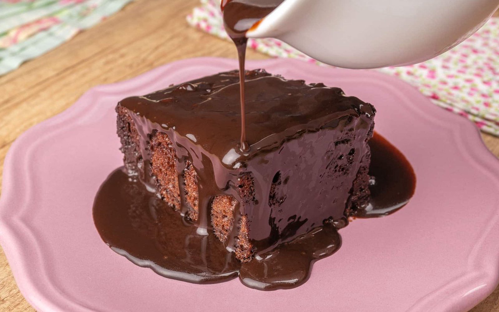 Bolo de Chocolate com Calda Quente