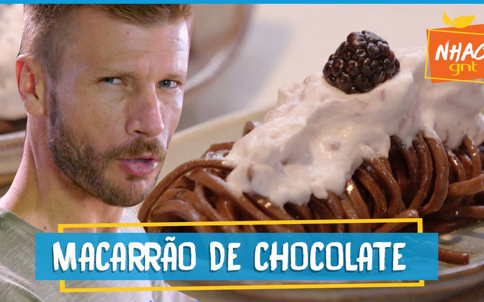 Espaguete de chocolate com pimenta e chantilly de amora