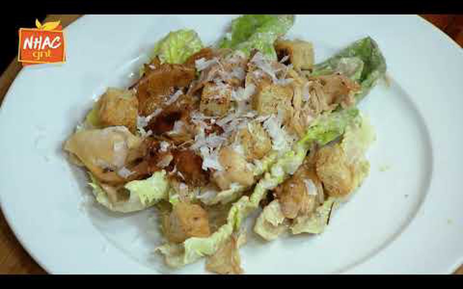 Salada Caesar com Coxas de Frango