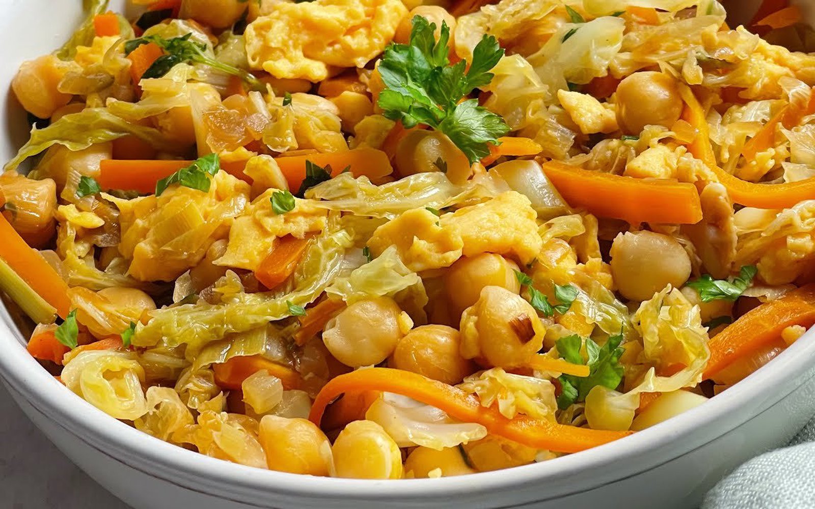 Salteado de Legumes, Grão-de-Bico e Ovo Mexido