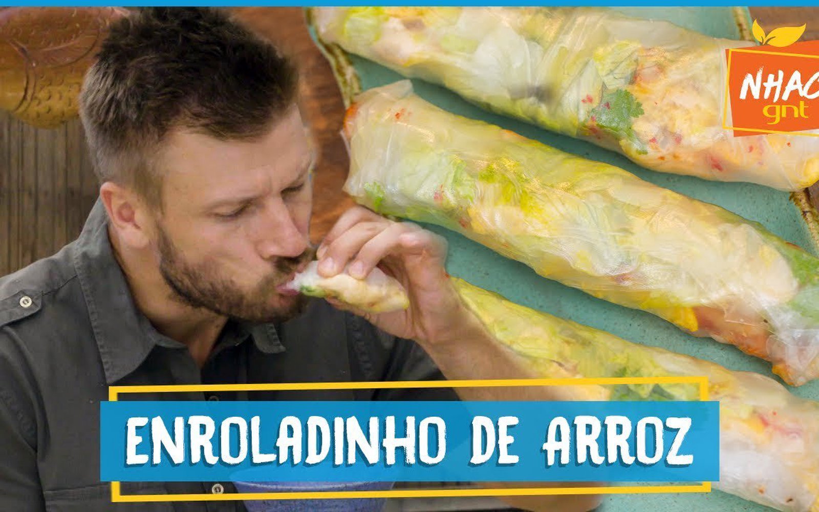 Rolinho de folha de arroz com lagosta, omelete e abacaxi