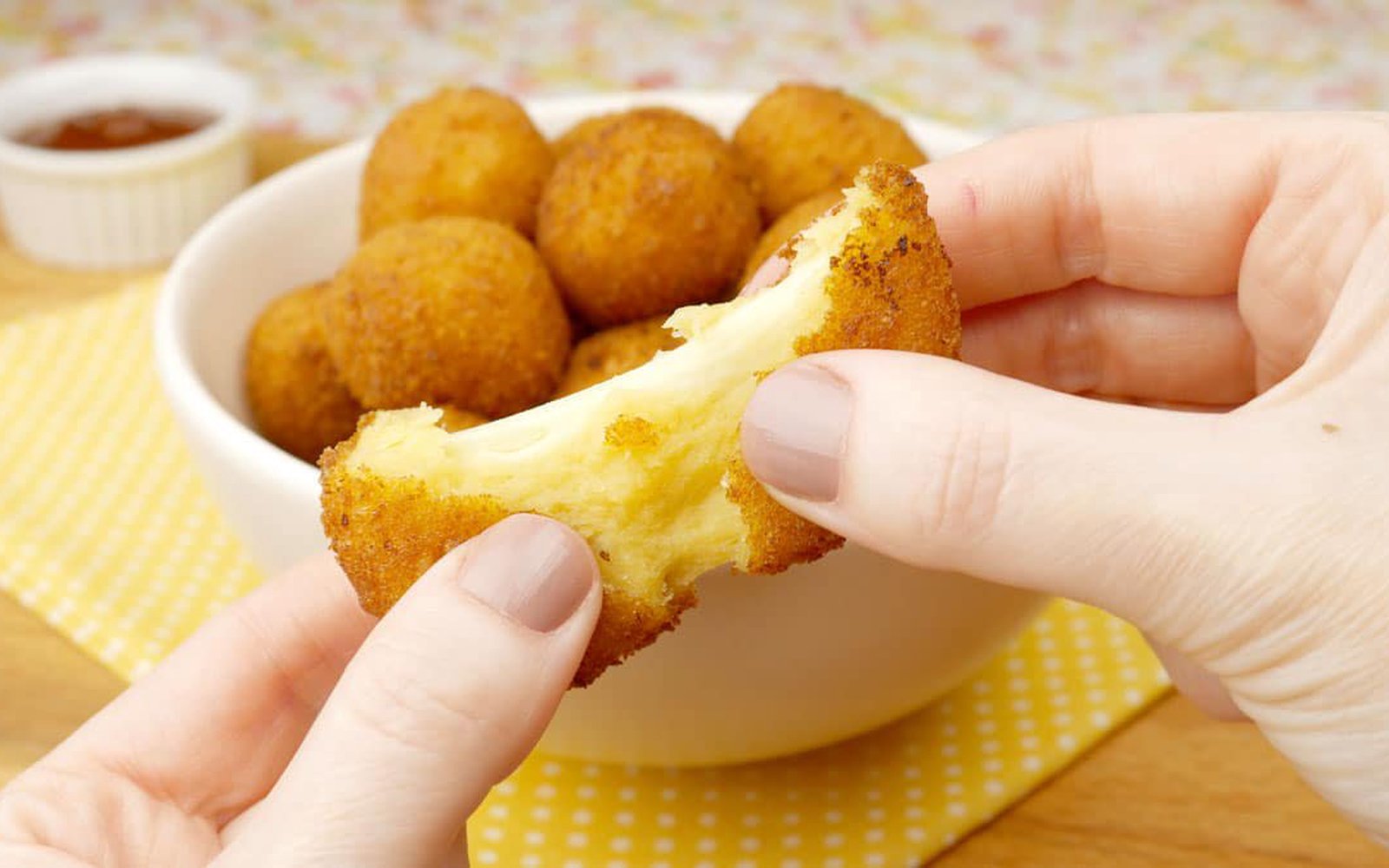 Bolinho Salgado de Milho com Queijo