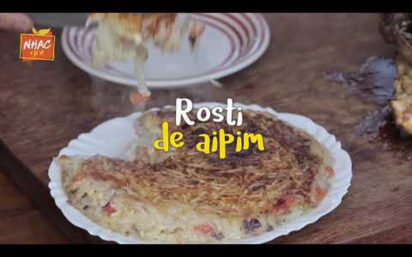 Rosti de Aipim recheada com queijo, tomate e azeitona