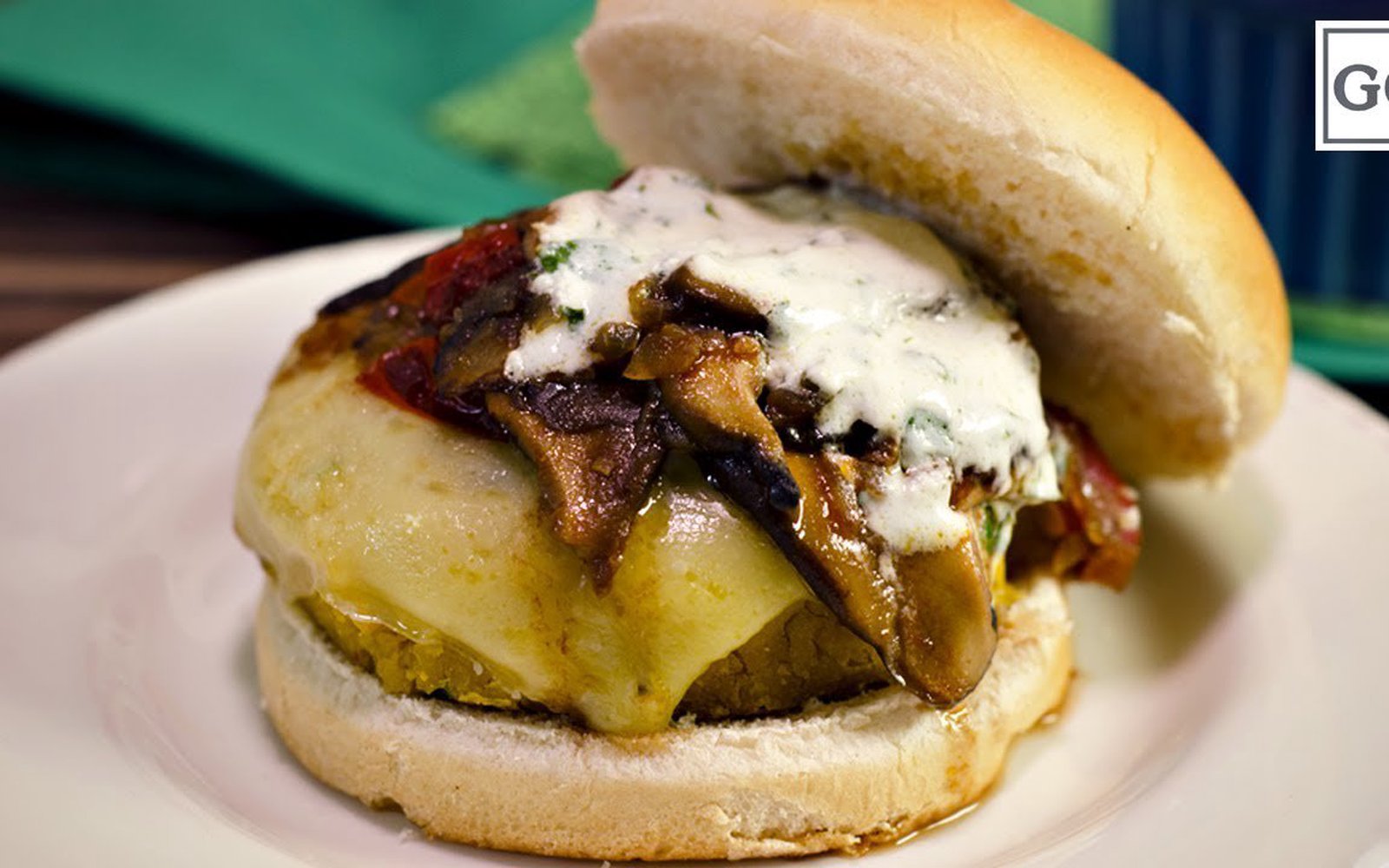 Hambúrguer de Grão-de-Bico com Cogumelos e Molho de Iogurte