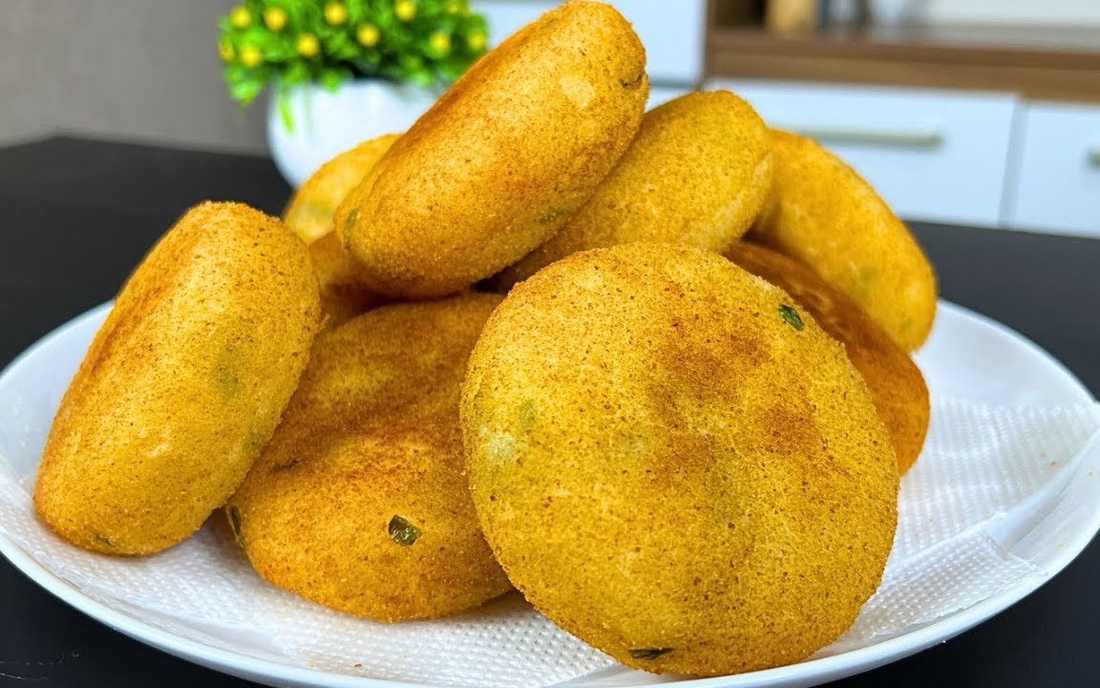 Salgado de Batata Recheado com Frango e Queijo