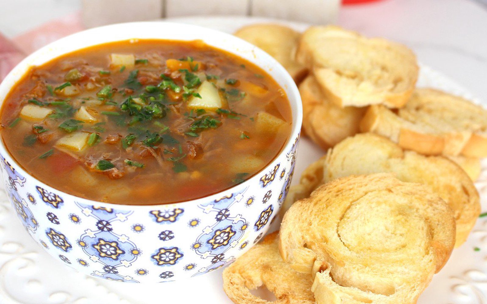 Sopa de carne com caldo de tomate