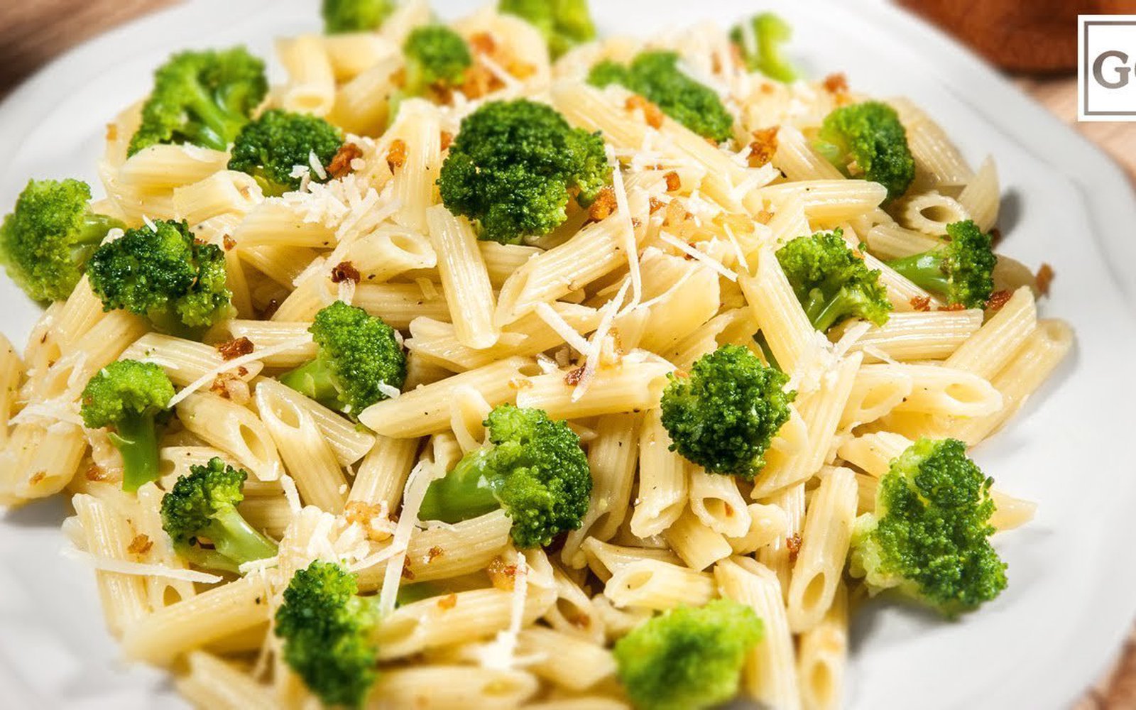 Macarrão com brócolis ao alho