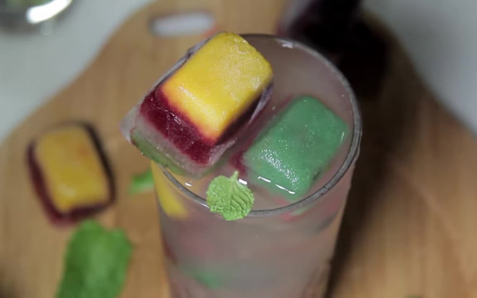 Receita de Suco Detox com Gelo Colorido