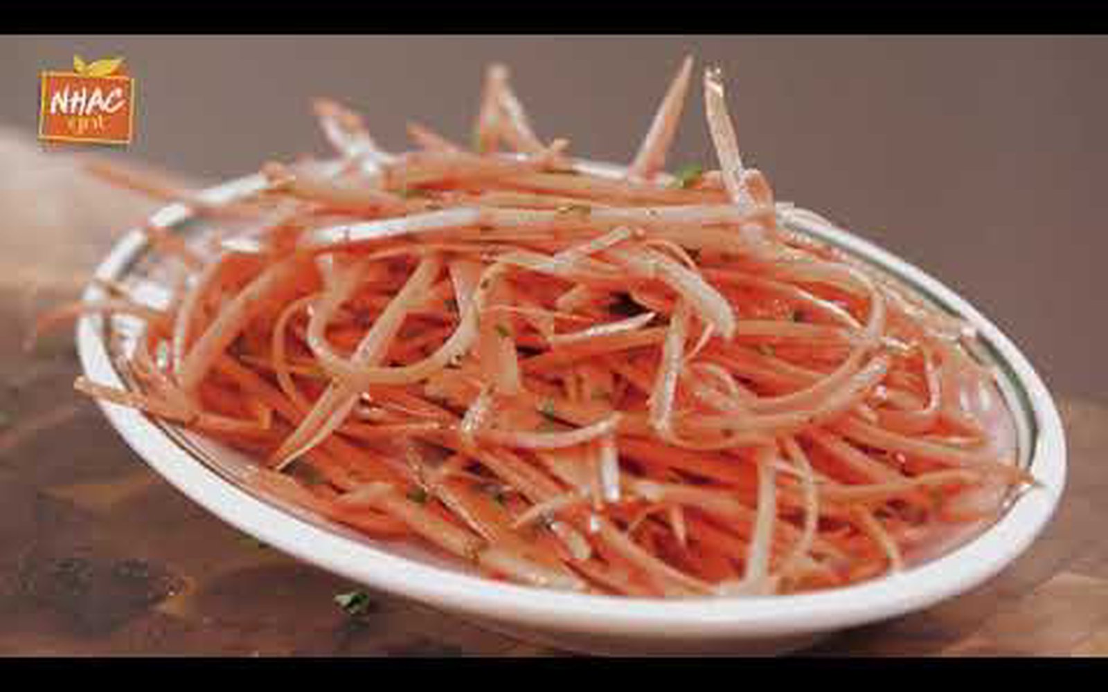 Salada de cenoura com vinagre balsâmico e castanha-de-caju