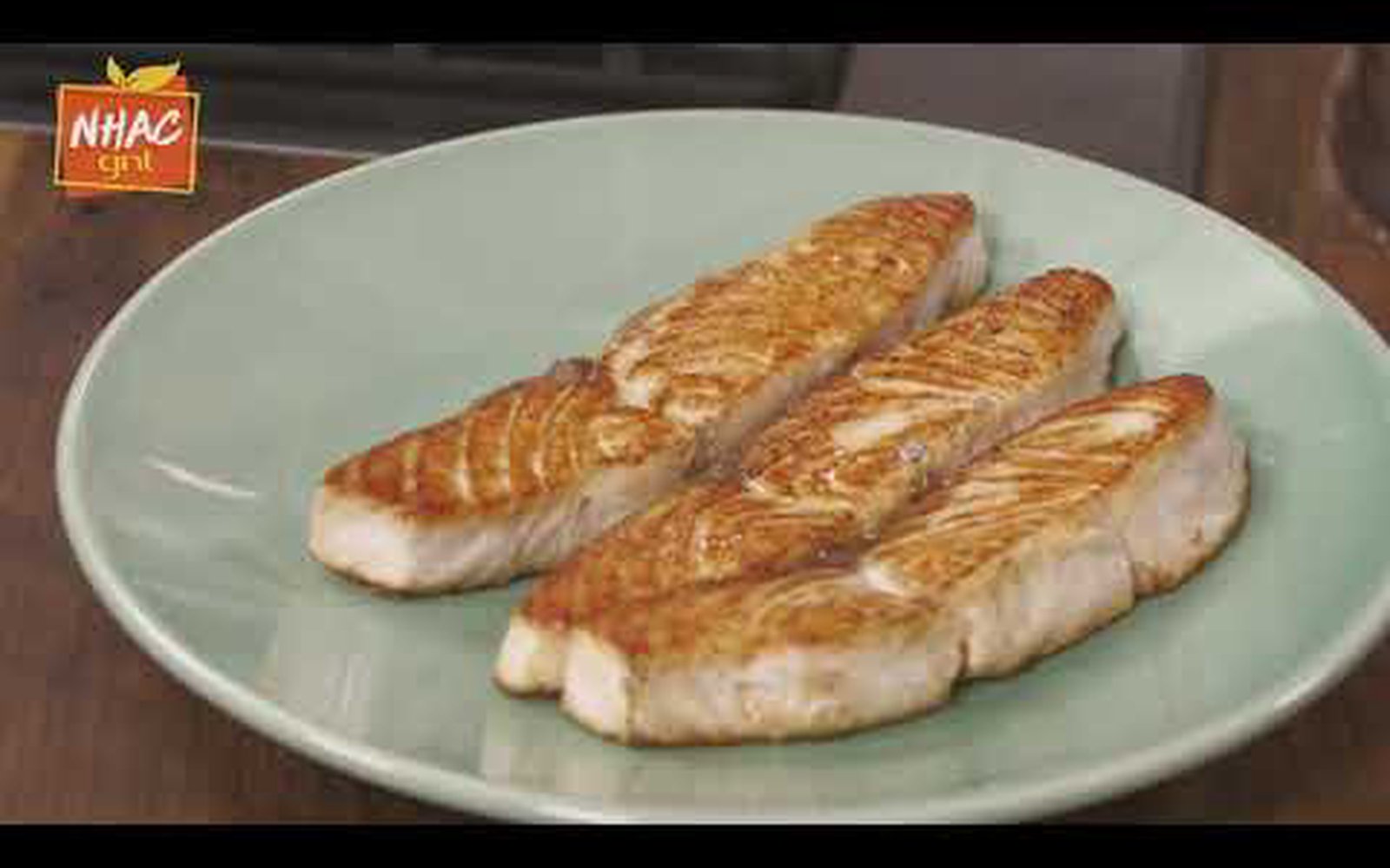 Salmão Grelhado com Molho Agridoce e Legumes Picantes