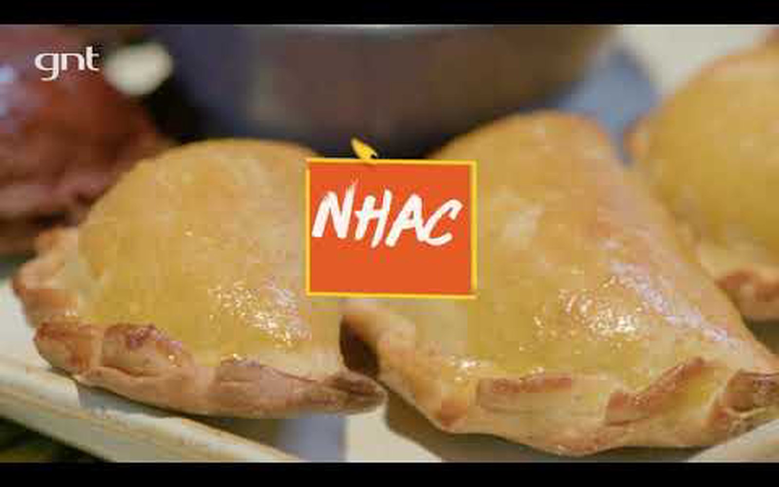 Empanada com massa de grão-de-bico recheada com palmito