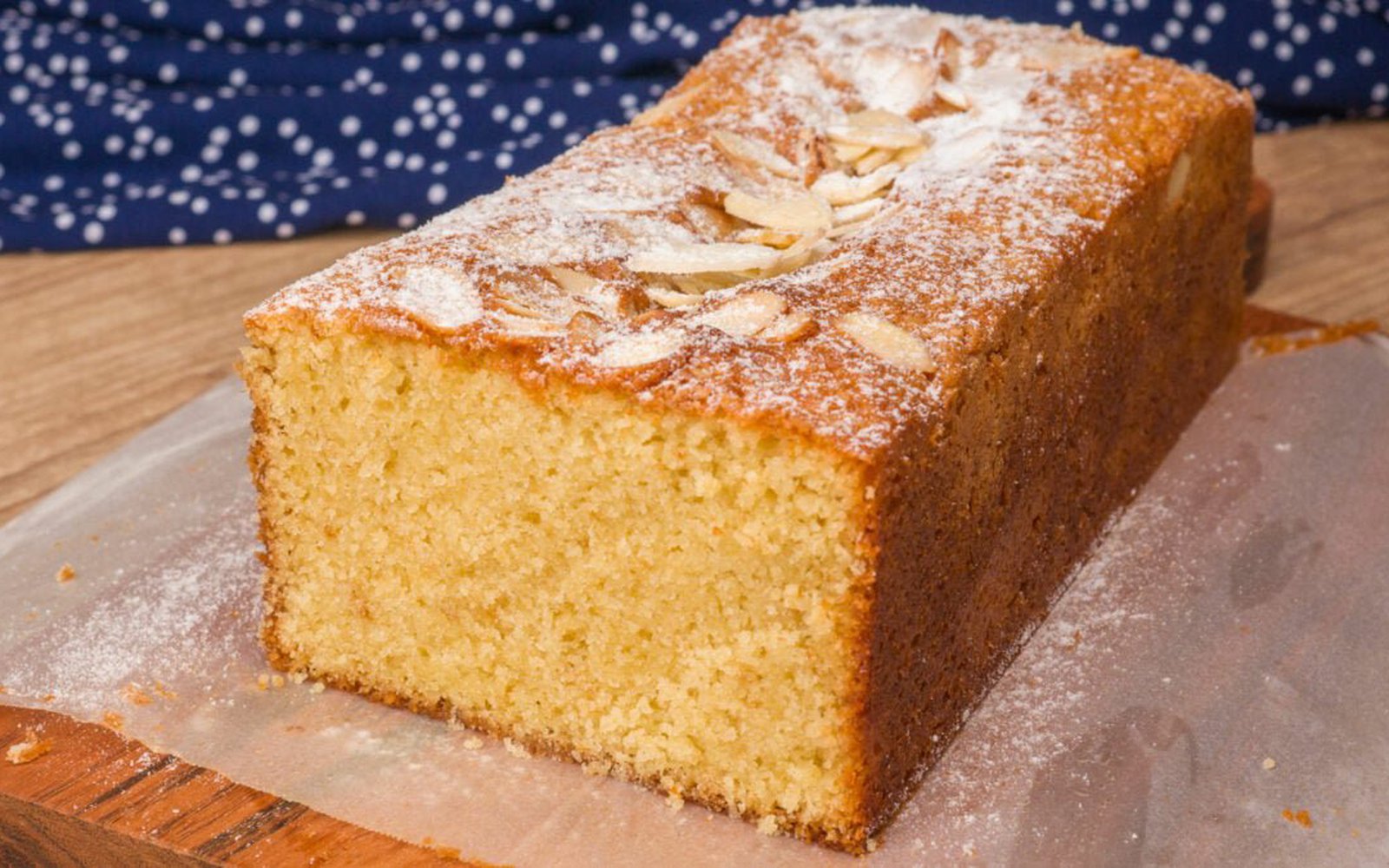Bolo de Laranja Amanteigado com Amêndoas