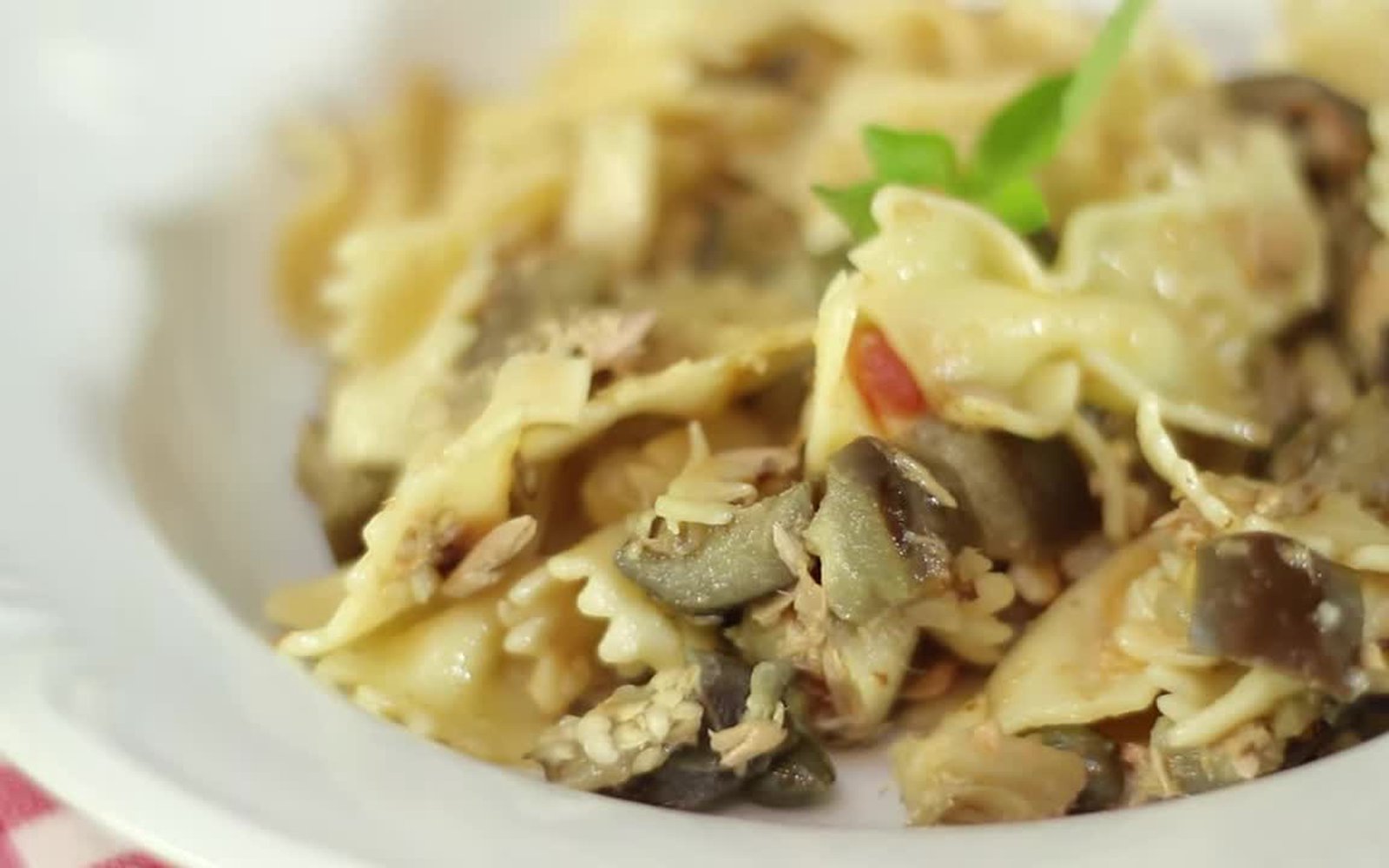 Receita de Macarrão Mini Gravata com Cubos de Berinjela, Atum e Tomates