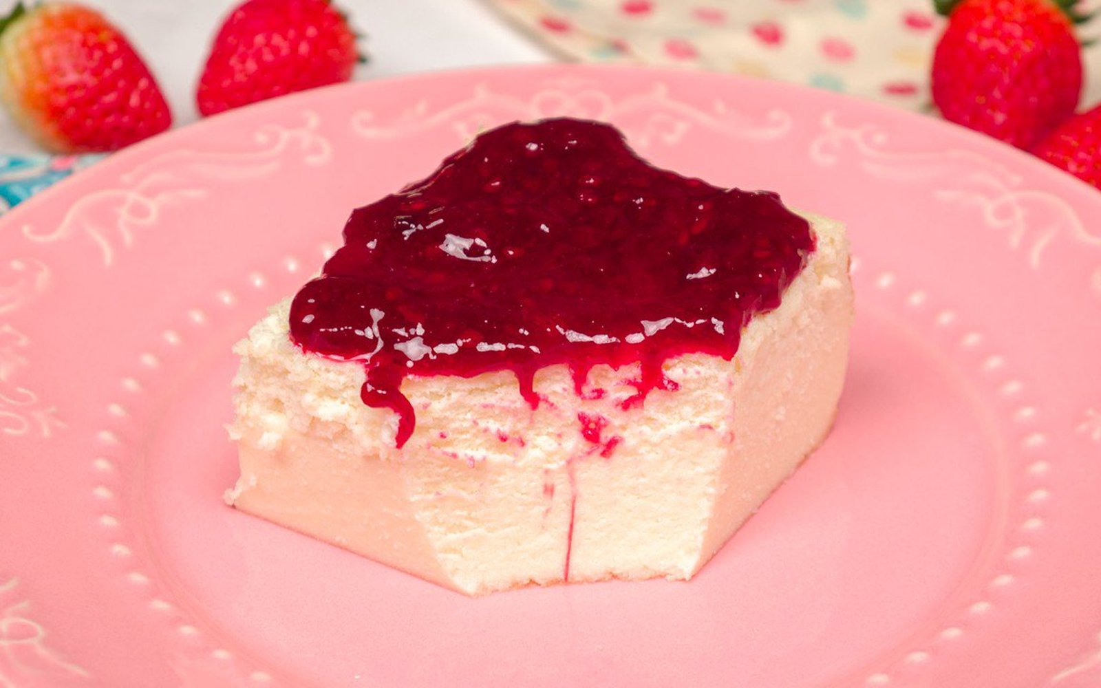 Torta de Ricota Fácil com Calda de Frutas Vermelhas