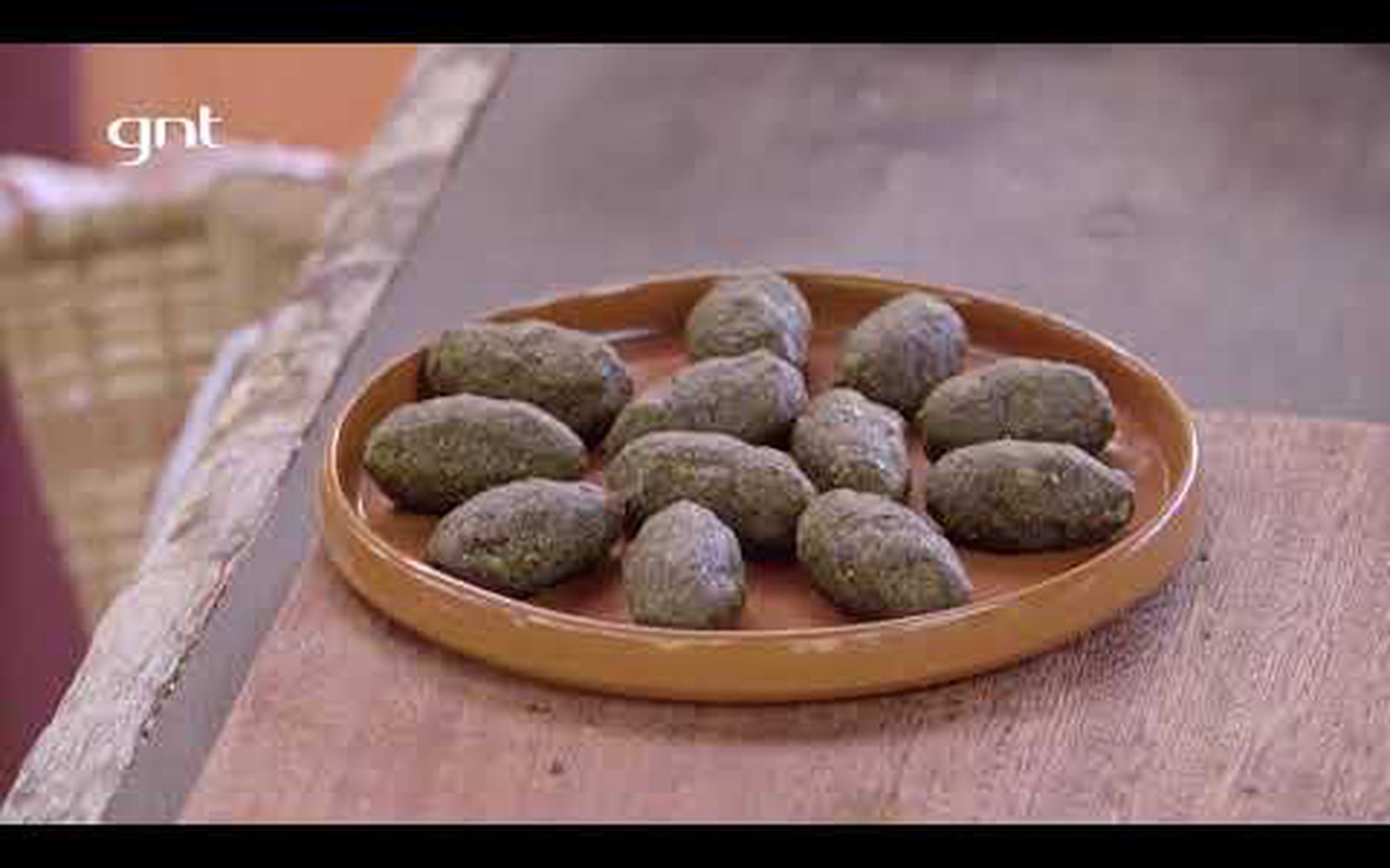 Bolinho de maniçoba recheado com carne seca e calabresa